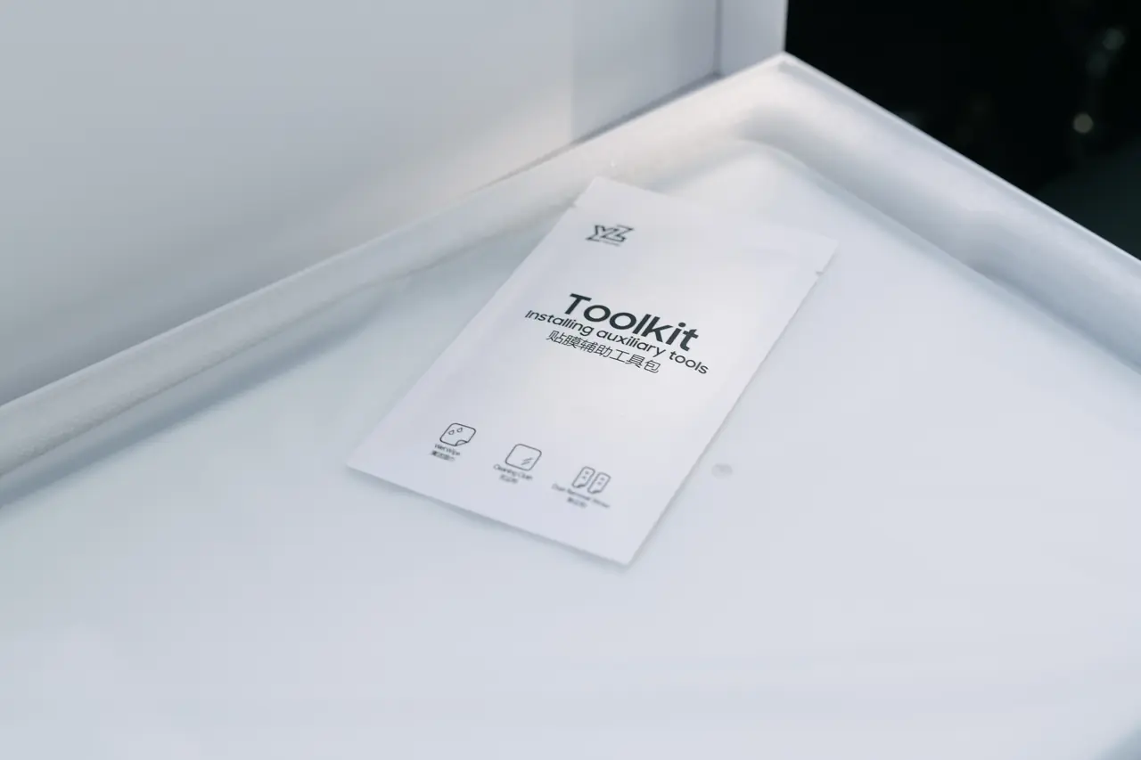 YZ 中控螢幕 9K 康寧膜矽膠框：手殘黨的救星