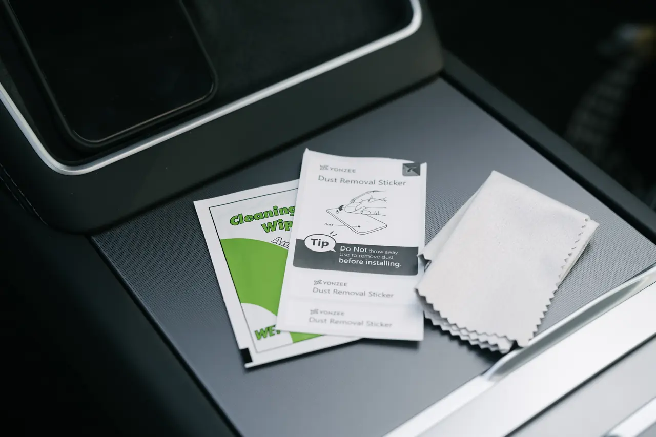 YZ 中控螢幕 9K 康寧膜矽膠框：手殘黨的救星