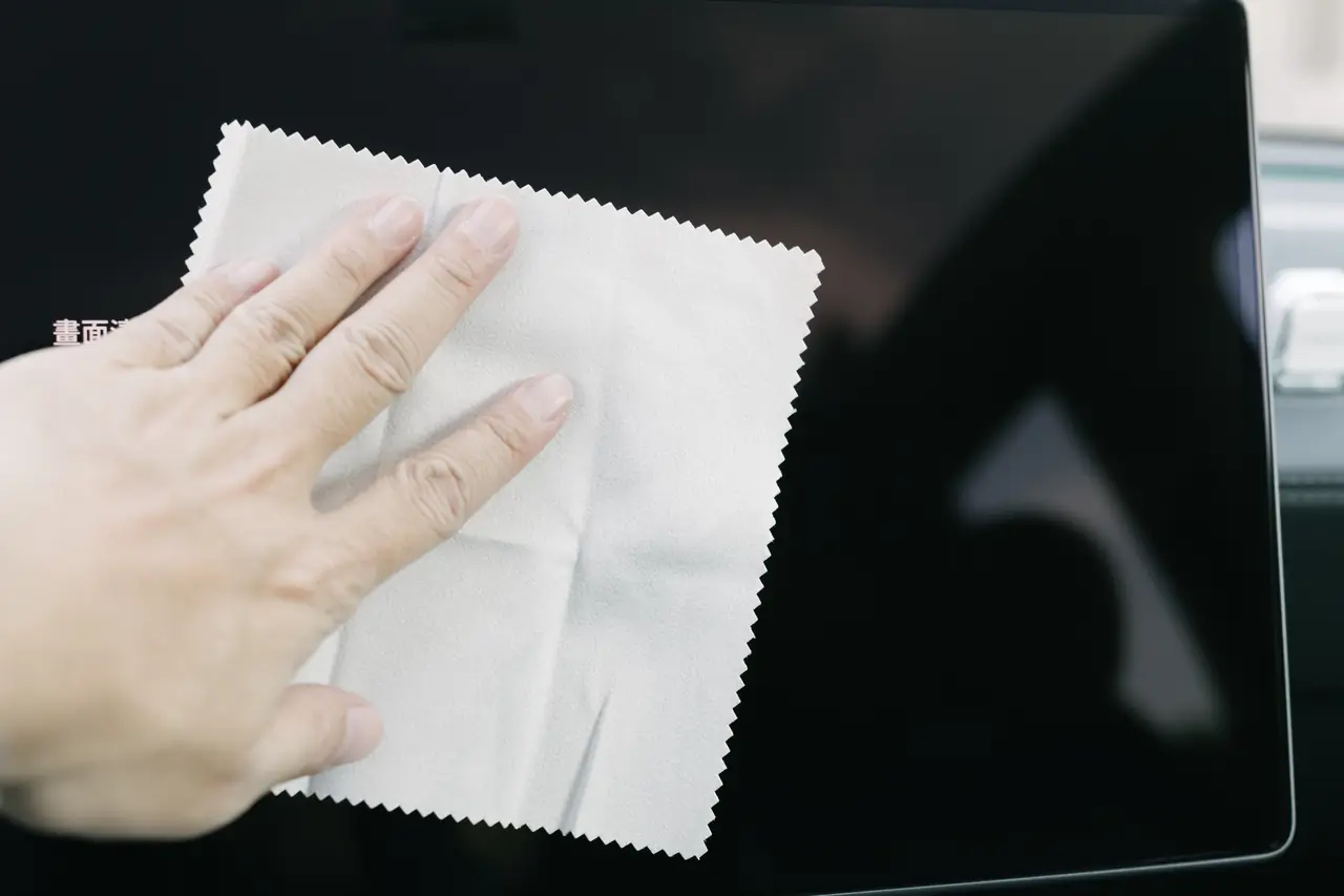 YZ 中控螢幕 9K 康寧膜矽膠框：手殘黨的救星