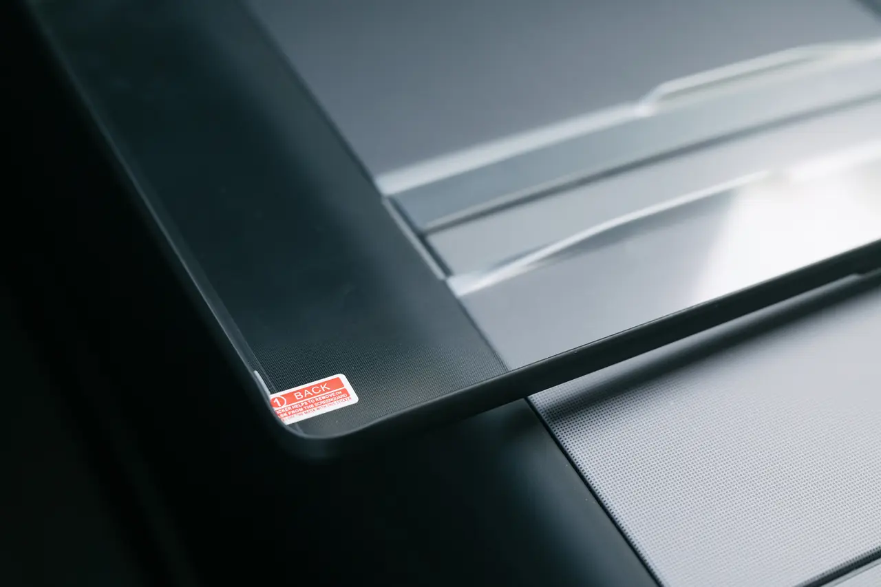 YZ 中控螢幕 9K 康寧膜矽膠框：手殘黨的救星