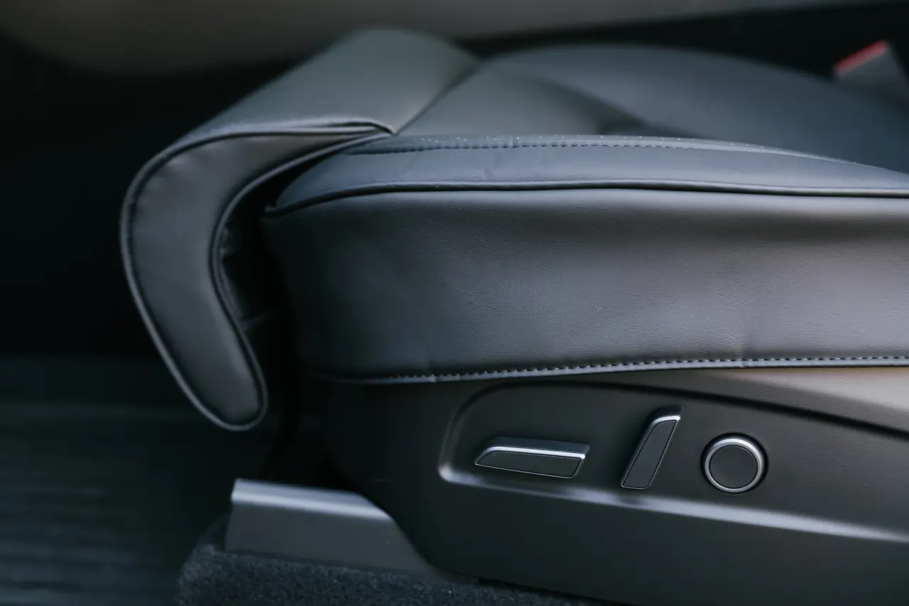 想很久才裝但裝完也沒有驚喜：YZ 座椅全包加長腿托坐墊