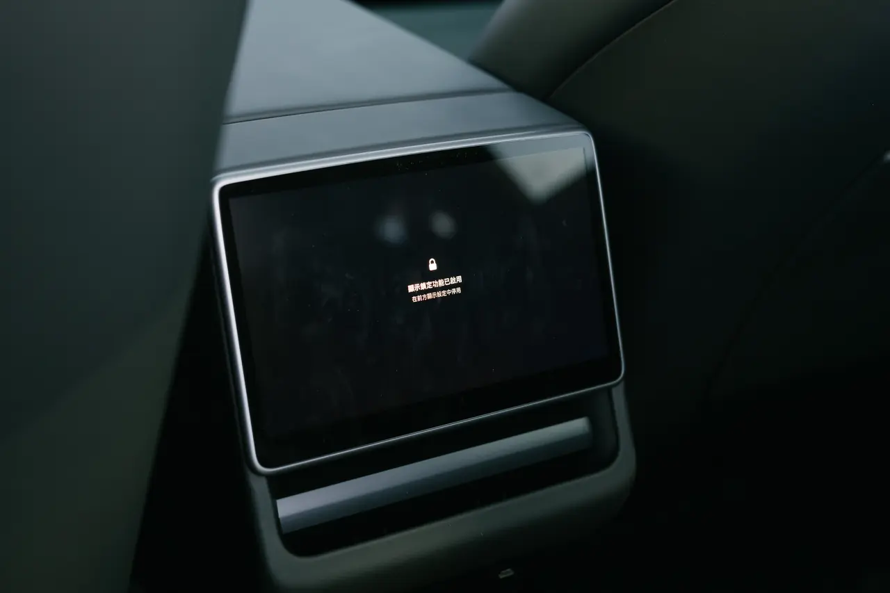 一口氣俐落的優雅：YZ 後座螢幕康寧膜矽膠保護框