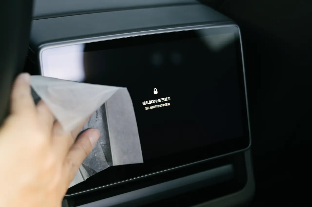 一口氣俐落的優雅：YZ 後座螢幕康寧膜矽膠保護框