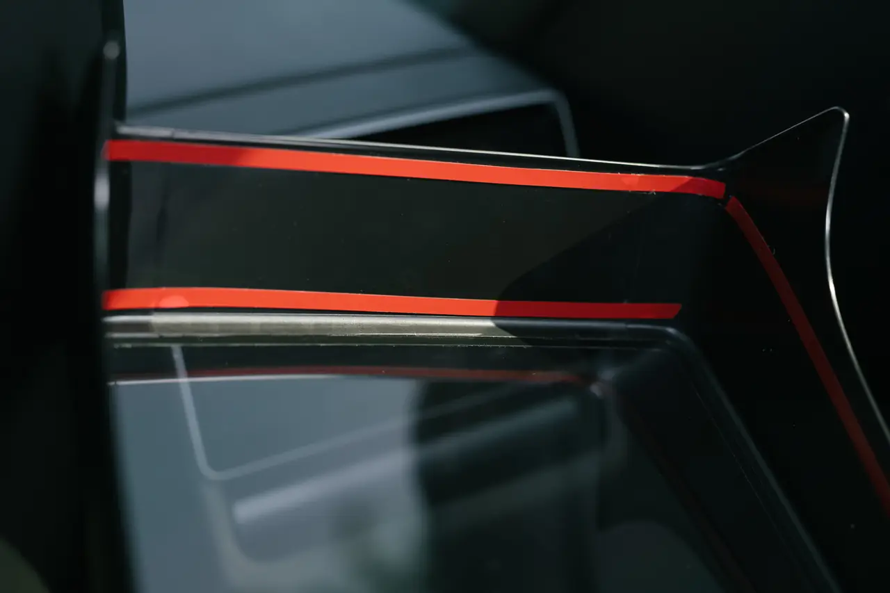 一口氣俐落的優雅：YZ 後座螢幕康寧膜矽膠保護框