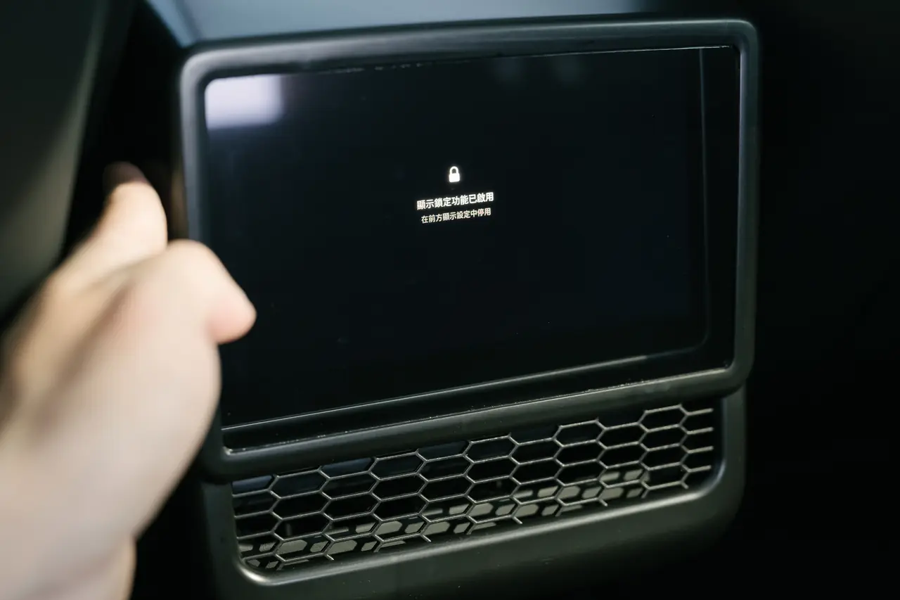 一口氣俐落的優雅：YZ 後座螢幕康寧膜矽膠保護框