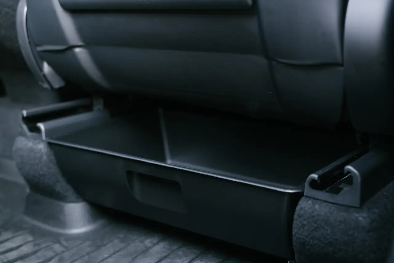 這個不是雷但條件很多：YZ 後排座椅下置物盒