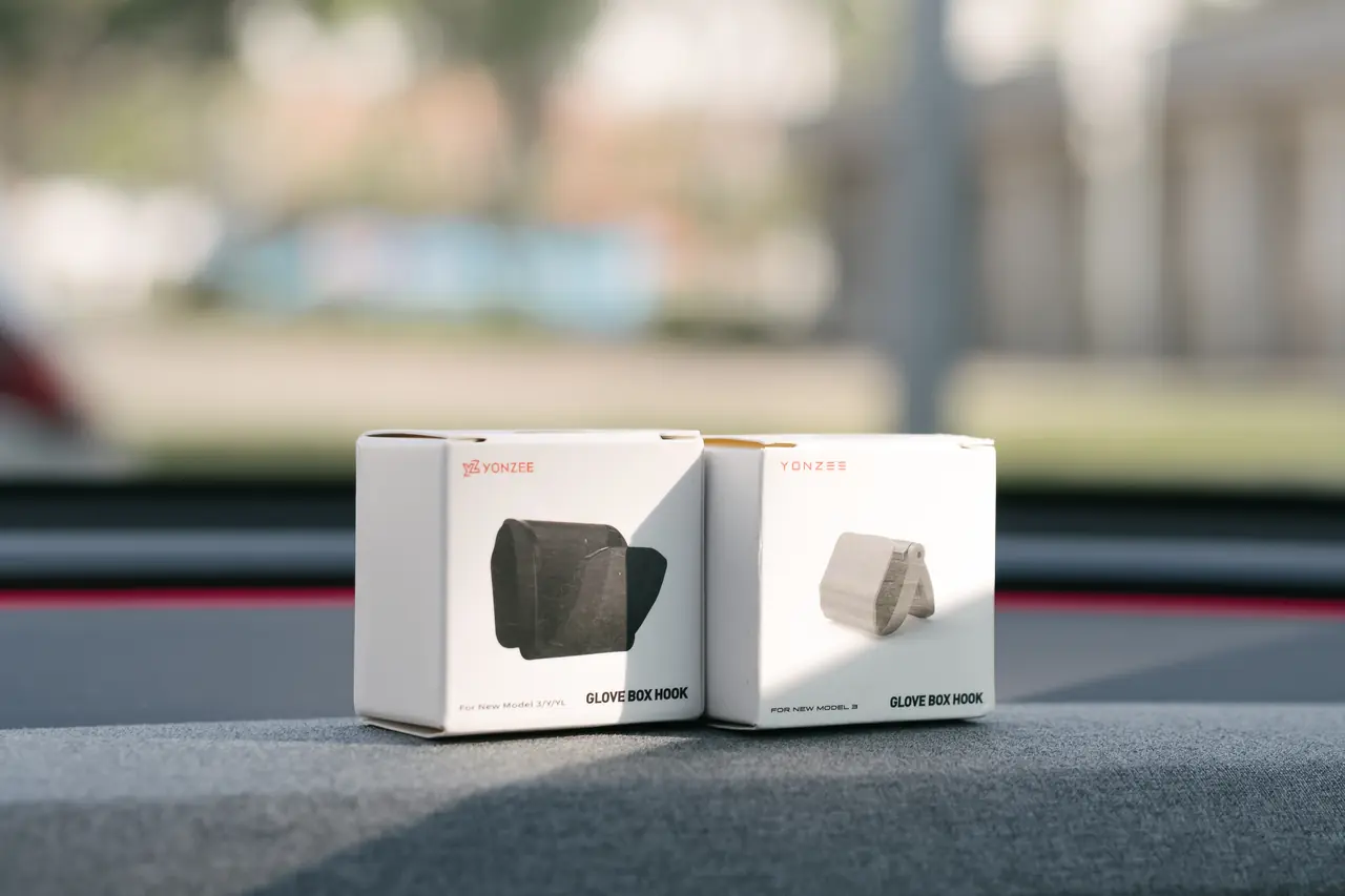 這個雞排掛勾我還是會買但位置會換：YZ 車用手套箱隱藏摺疊掛勾