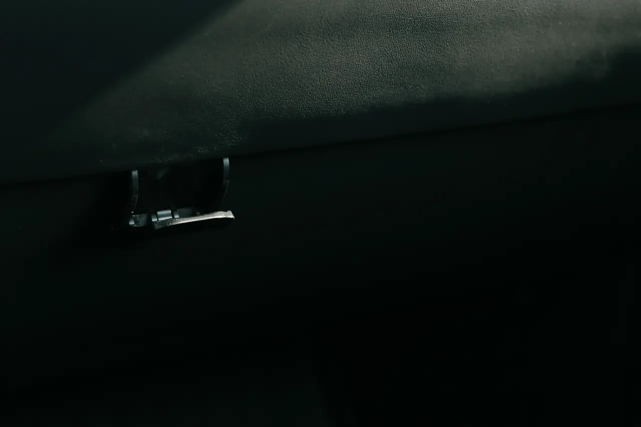 這個雞排掛勾我還是會買但位置會換：YZ 車用手套箱隱藏摺疊掛勾