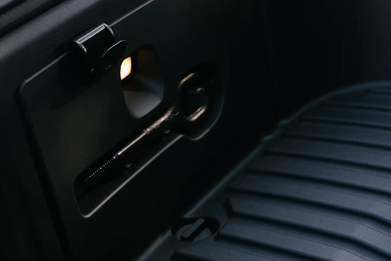 這個雞排掛勾我還是會買但位置會換：YZ 車用手套箱隱藏摺疊掛勾