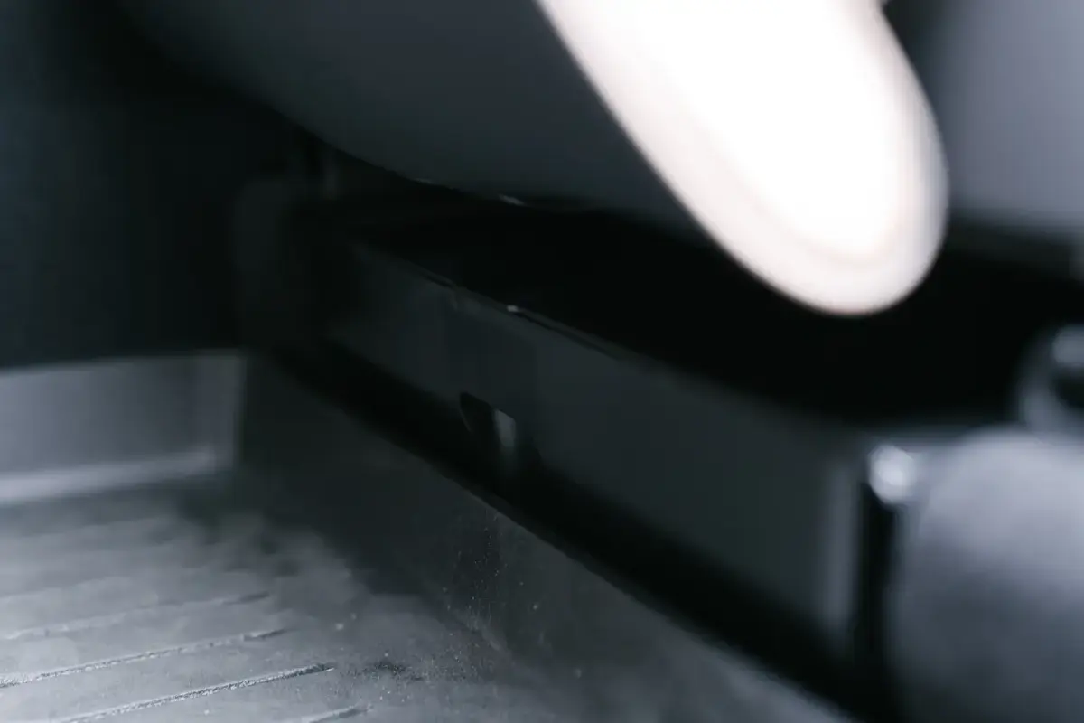 這個我真的被雷到：YZ 前排座椅下置物盒