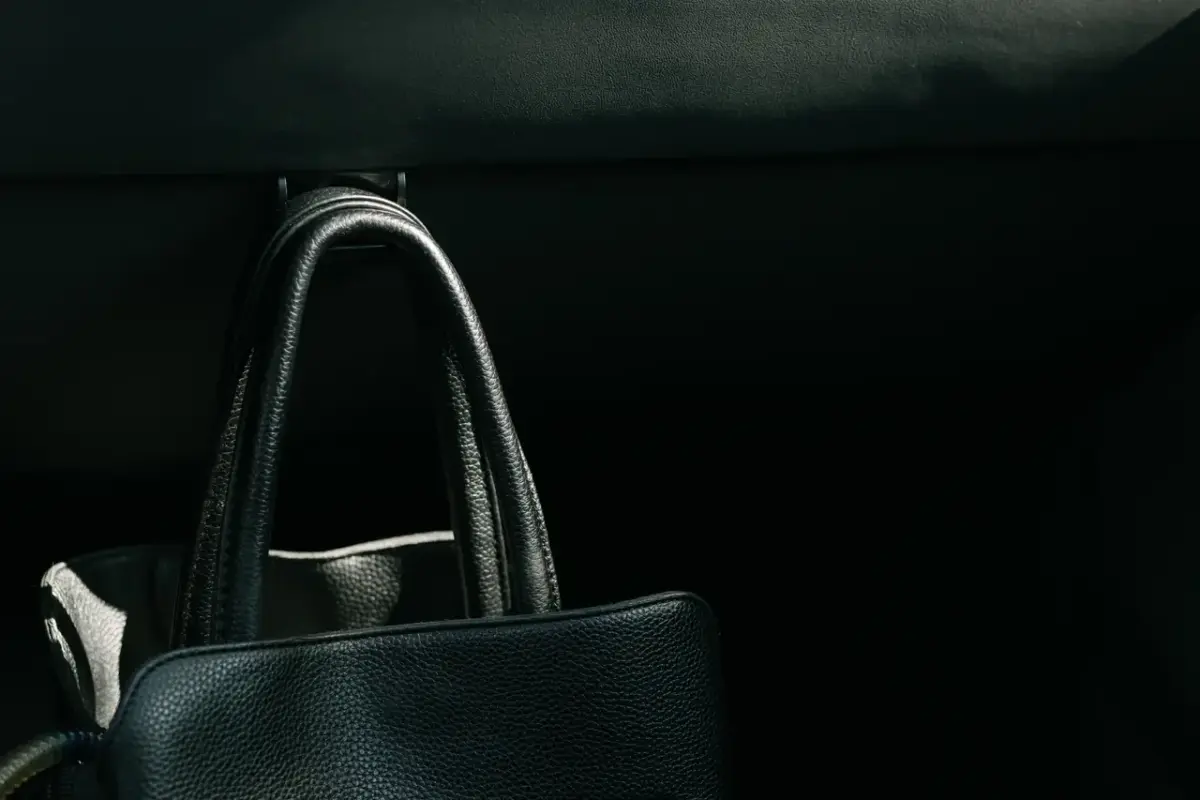 這個雞排掛勾我還是會買但位置會換：YZ 車用手套箱隱藏摺疊掛勾