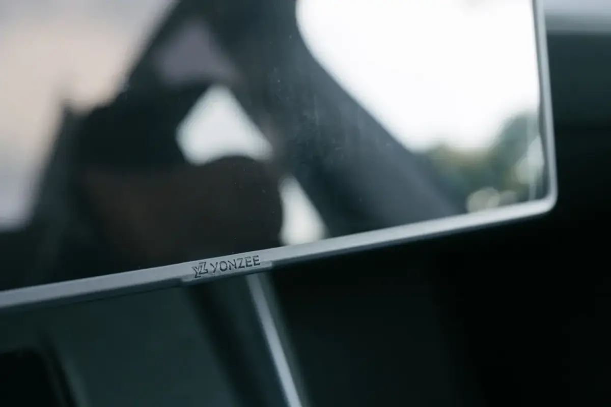 YZ 中控螢幕 9K 康寧膜矽膠框：手殘黨的救星