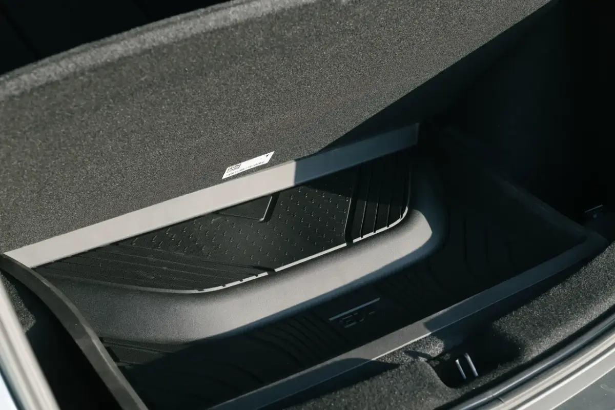 這不是墊子，是空間升級：3W 後行李箱下層收納矽膠墊