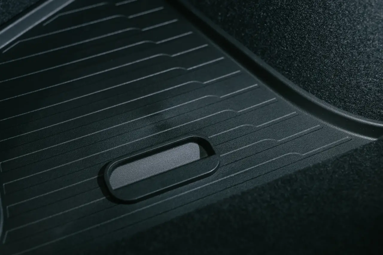 官方買不到時，我選了副廠：4tesla 後行李箱左右置物盒，結果比我想得還冷靜正確