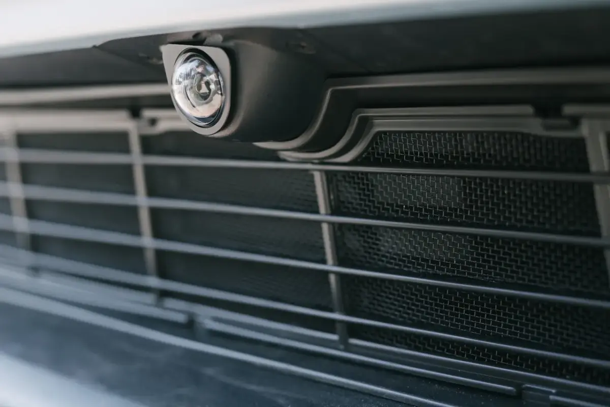 希望永遠用不到：GaNaDu 煥新 Model Y 前置鏡頭鋼化玻璃保護罩判斷