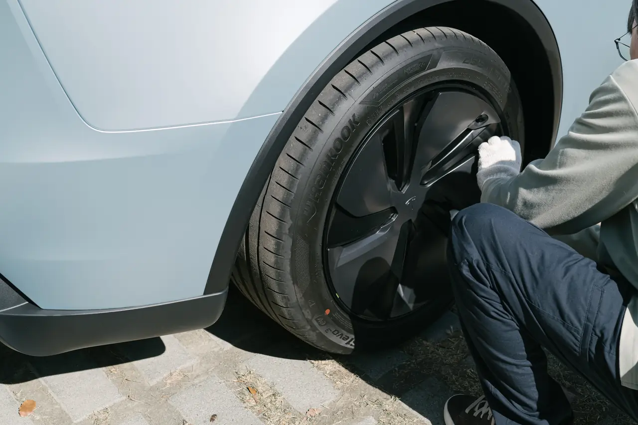 電耗會變差但優點太多了：YZ 煥新 Model Y 19 吋節能蓋「螺旋風暴雙拼銀黑」