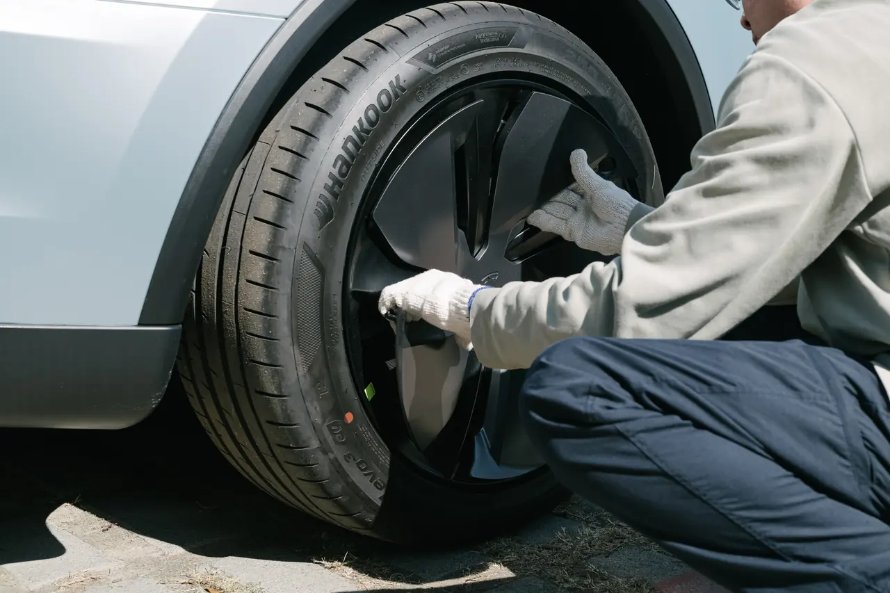 電耗會變差但優點太多了：YZ 煥新 Model Y 19 吋節能蓋「螺旋風暴雙拼銀黑」