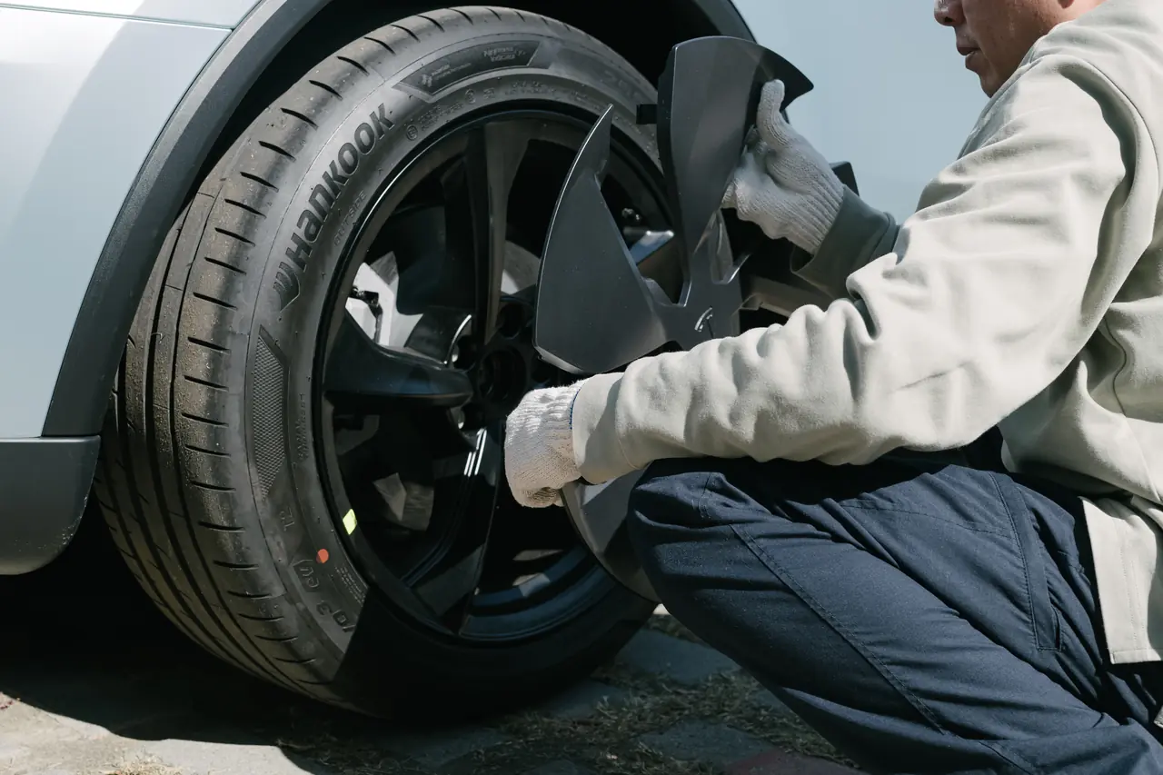 電耗會變差但優點太多了：YZ 煥新 Model Y 19 吋節能蓋「螺旋風暴雙拼銀黑」