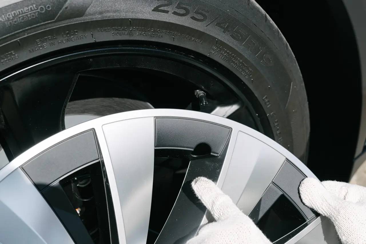 電耗會變差但優點太多了：YZ 煥新 Model Y 19 吋節能蓋「螺旋風暴雙拼銀黑」