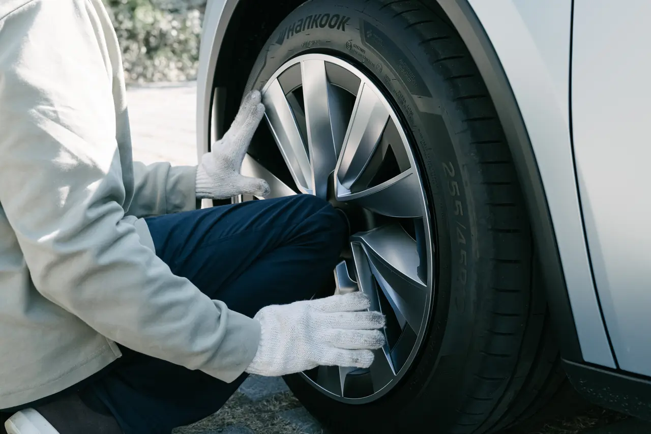 電耗會變差但優點太多了：YZ 煥新 Model Y 19 吋節能蓋「螺旋風暴雙拼銀黑」