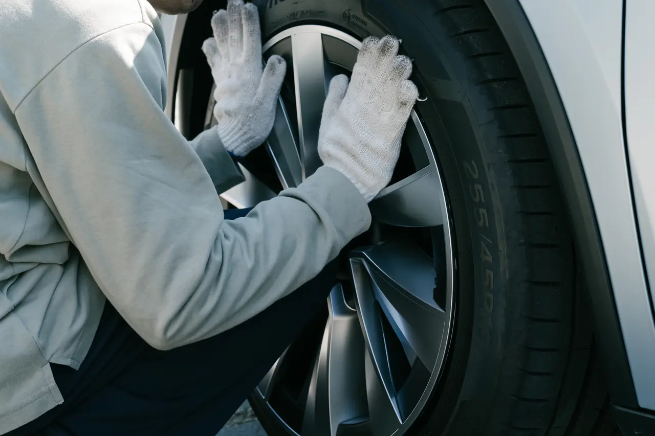 電耗會變差但優點太多了：YZ 煥新 Model Y 19 吋節能蓋「螺旋風暴雙拼銀黑」