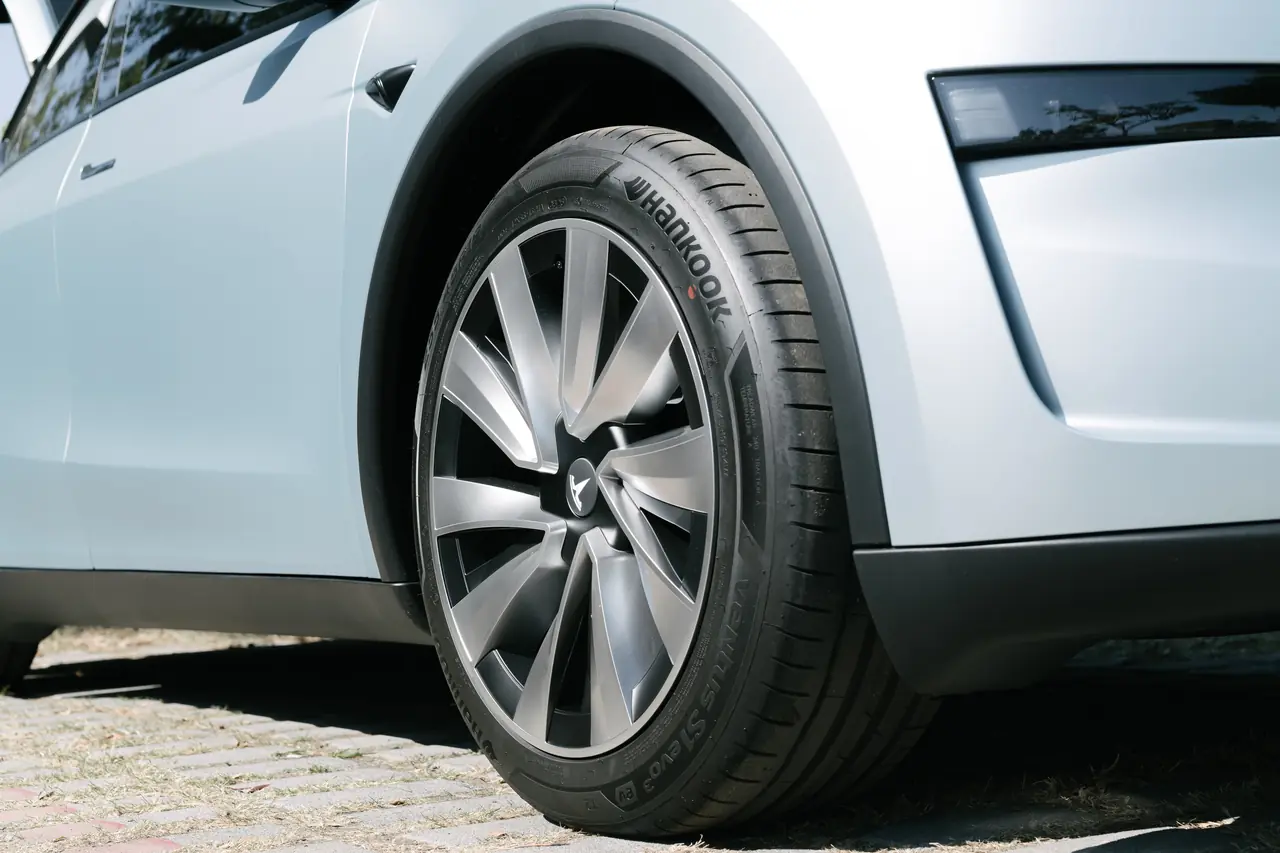 電耗會變差但優點太多了：YZ 煥新 Model Y 19 吋節能蓋「螺旋風暴雙拼銀黑」