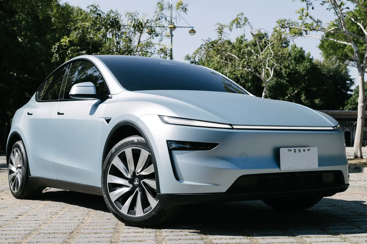 電耗會變差但優點太多了：YZ 煥新 Model Y 19 吋節能蓋「螺旋風暴雙拼銀黑」