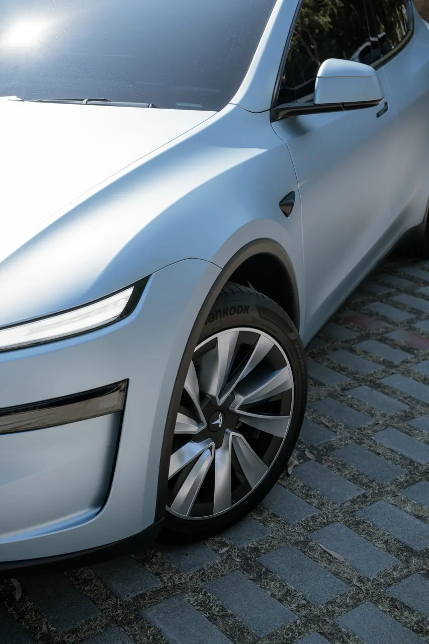 電耗會變差但優點太多了：YZ 煥新 Model Y 19 吋節能蓋「螺旋風暴雙拼銀黑」