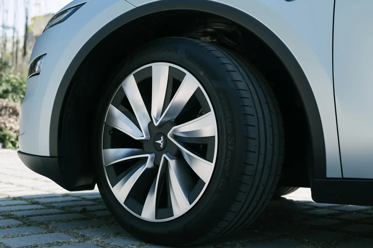 電耗會變差但優點太多了：YZ 煥新 Model Y 19 吋節能蓋「螺旋風暴雙拼銀黑」