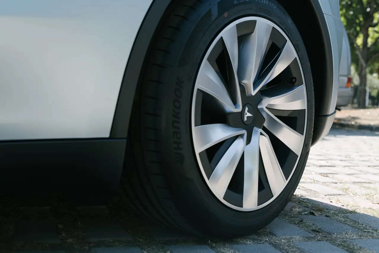 電耗會變差但優點太多了：YZ 煥新 Model Y 19 吋節能蓋「螺旋風暴雙拼銀黑」