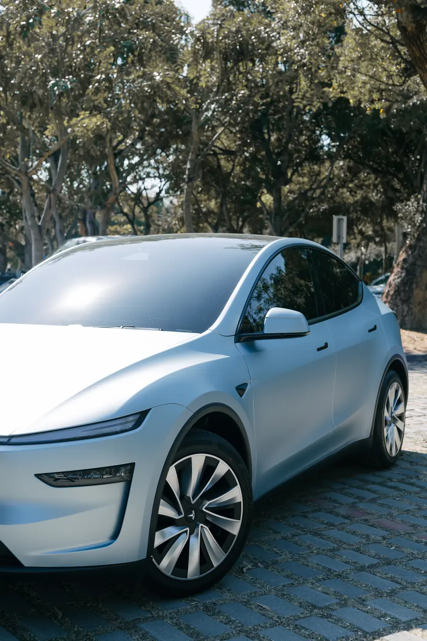 電耗會變差但優點太多了：YZ 煥新 Model Y 19 吋節能蓋「螺旋風暴雙拼銀黑」