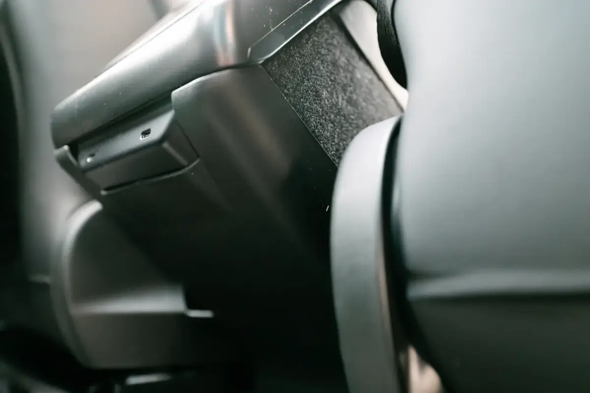 專防熊孩子亂踢：3W 後排出風口防踢墊