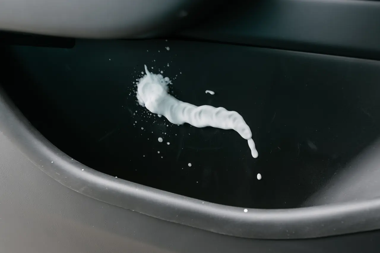 清理特斯拉內裝這麼EASY：SOFT99 Roompia 汽車內裝萬用清潔劑