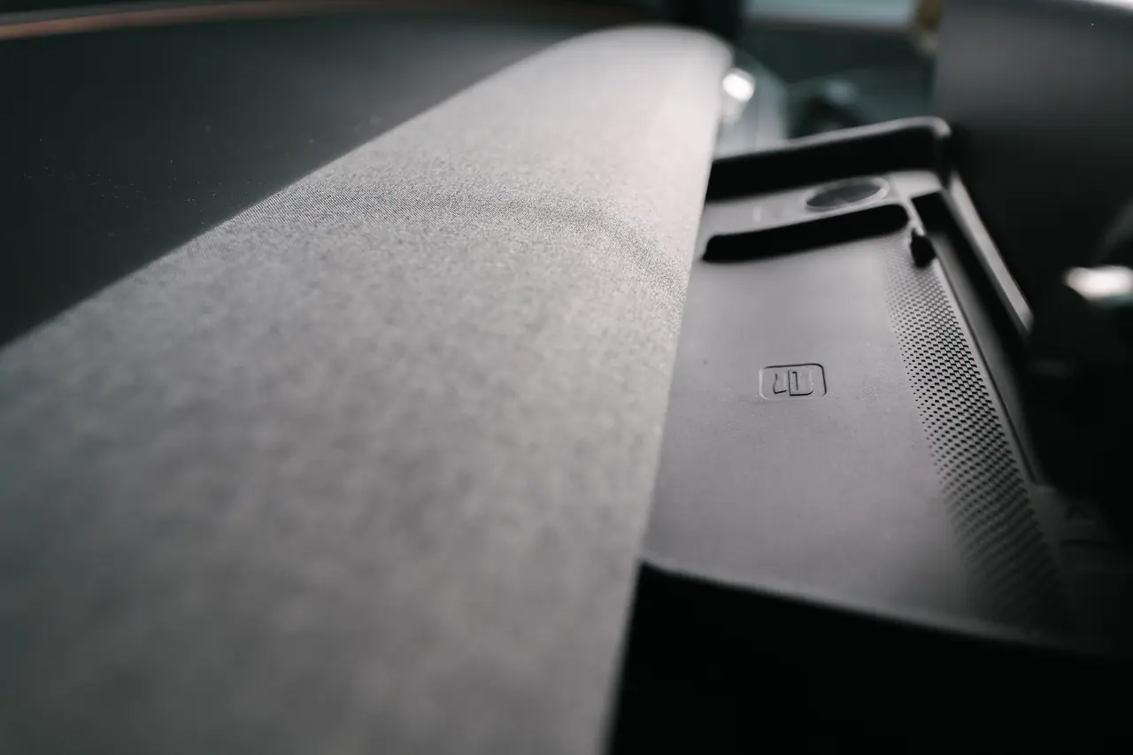 這不是必備配件,但我裝上後就沒再拿下來:3W 中控螢幕後方收納盒 這不是必備配件,但我裝上後就沒再拿下來:3W 中控螢幕後方收納盒