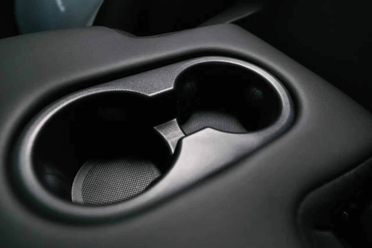 前座杯架都有保護墊了，後座不補這個真的說不過去：3W 後座杯架防護墊