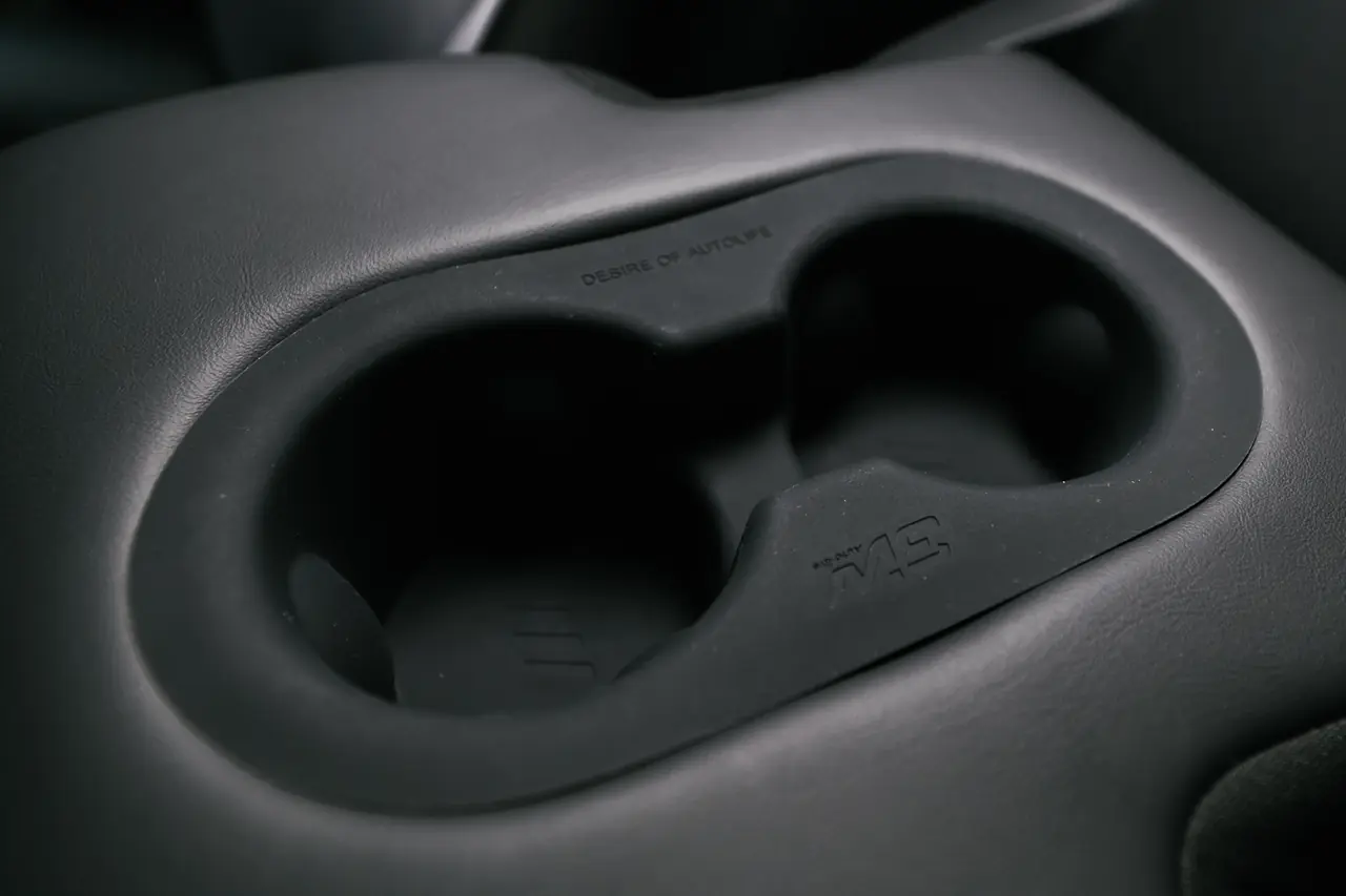 前座杯架都有保護墊了，後座不補這個真的說不過去：3W 後座杯架防護墊