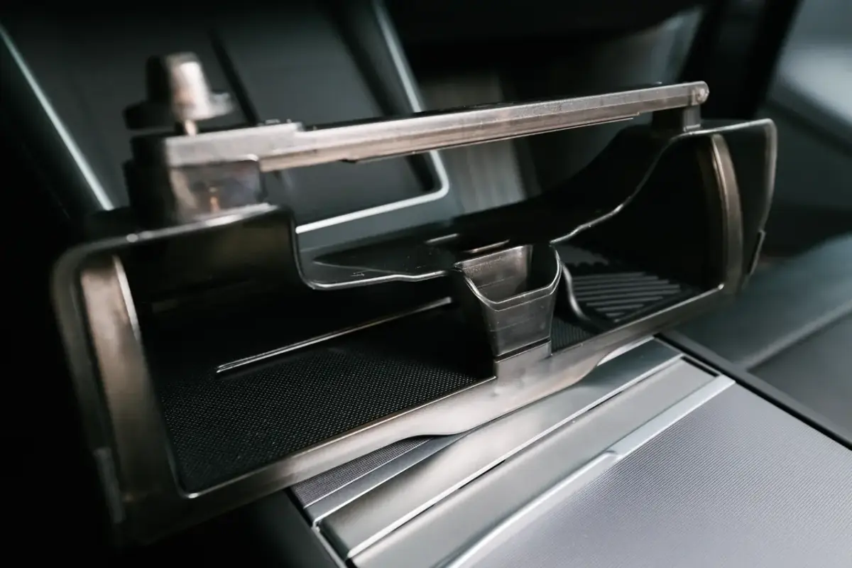 這格我找很久才買對：中控螢幕下方「阻尼隱藏式」收納盒