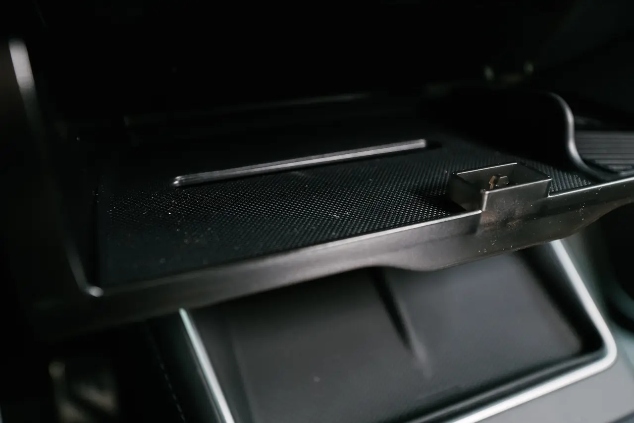 這格我找很久才買對:中控螢幕下方「阻尼隱藏式」收納盒 這格我找很久才買對:中控螢幕下方「阻尼隱藏式」收納盒