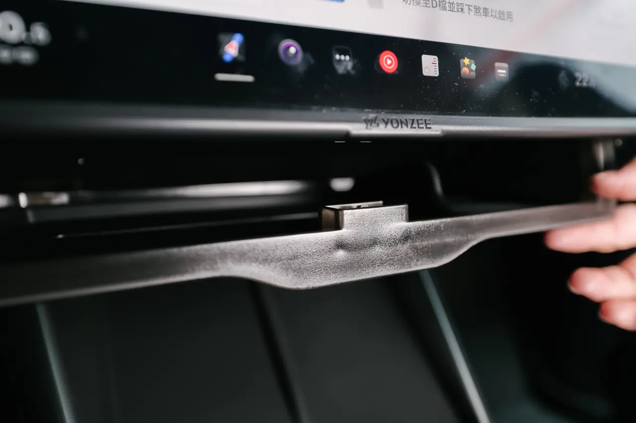 這格我找很久才買對：中控螢幕下方「阻尼隱藏式」收納盒