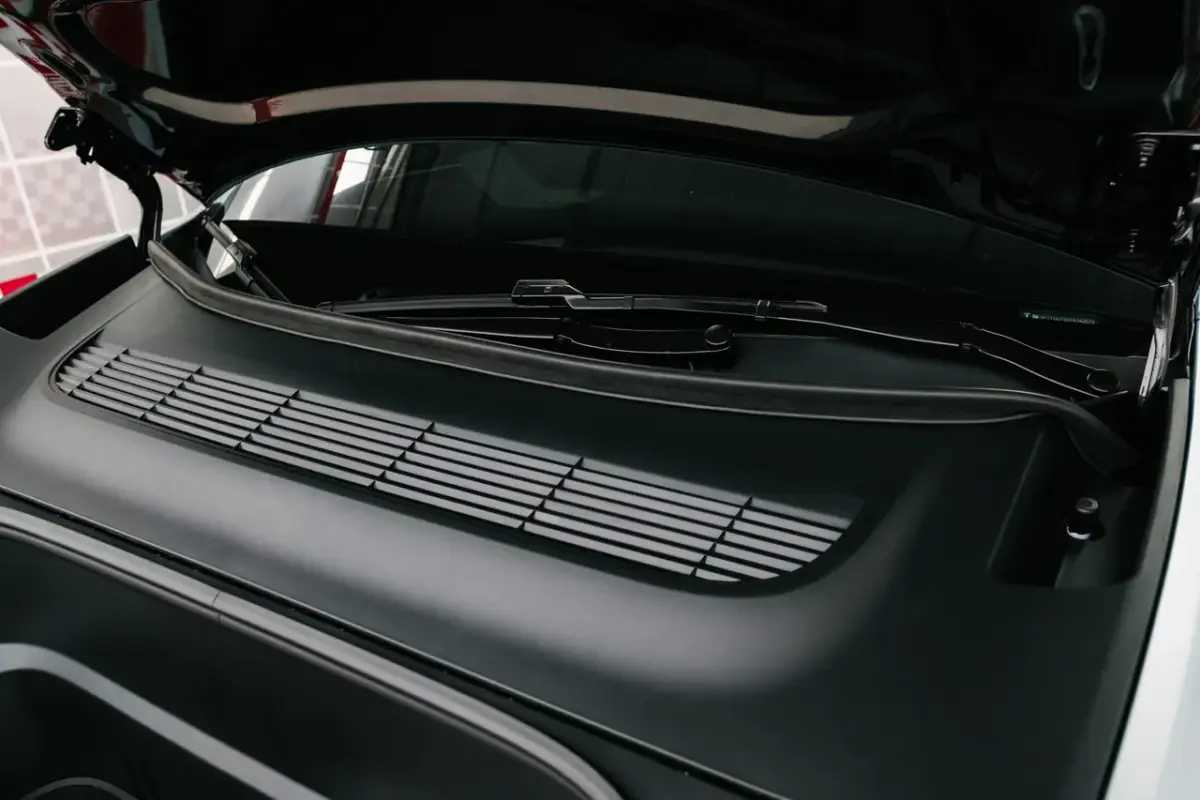 第一次洗車打開前行李箱我真的嚇到：前行李箱防水條是不是智商稅？