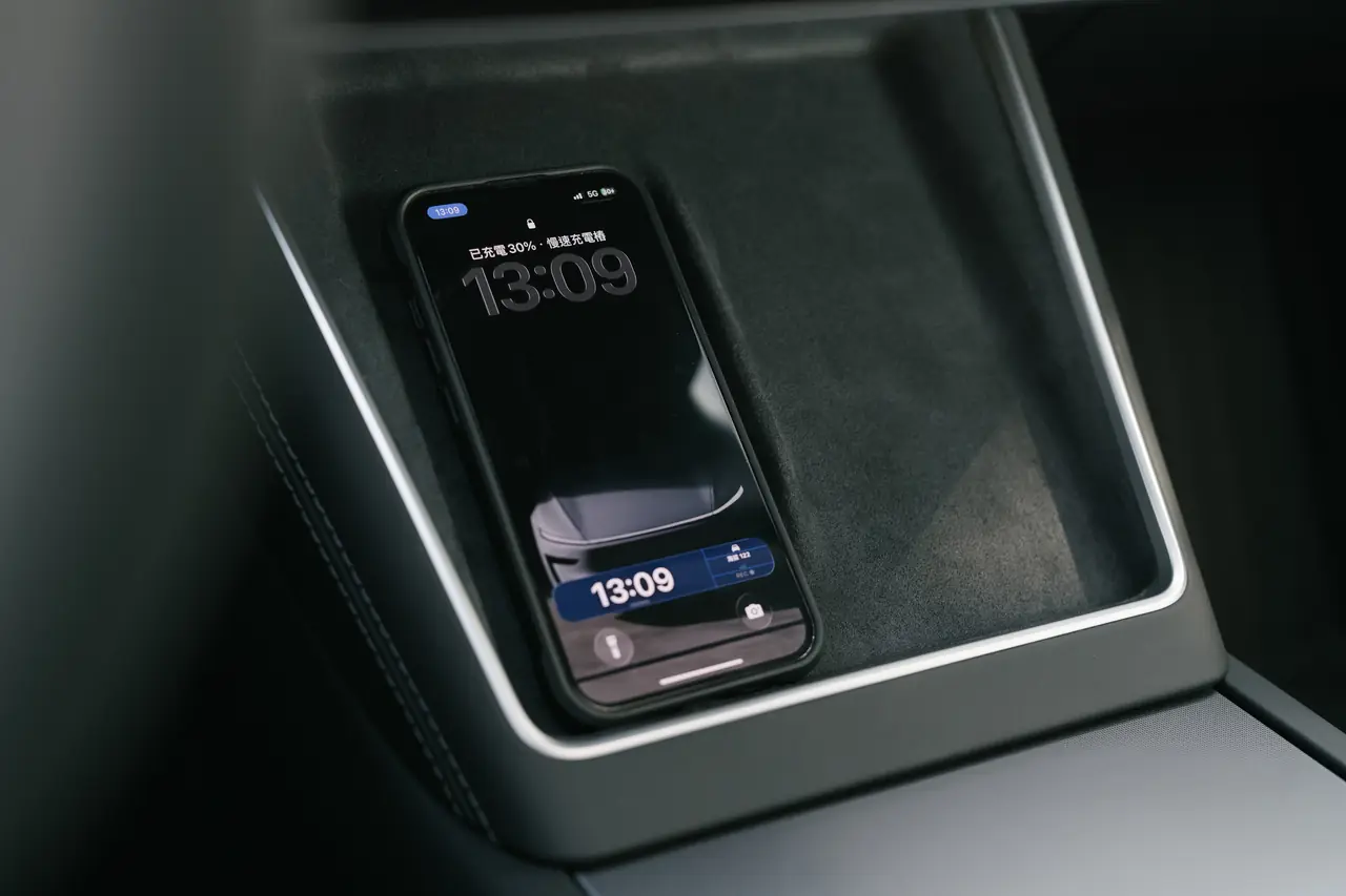 方便與原生感的交換條件：YZ 中控充電埠，值不值得你讓燈一直亮？