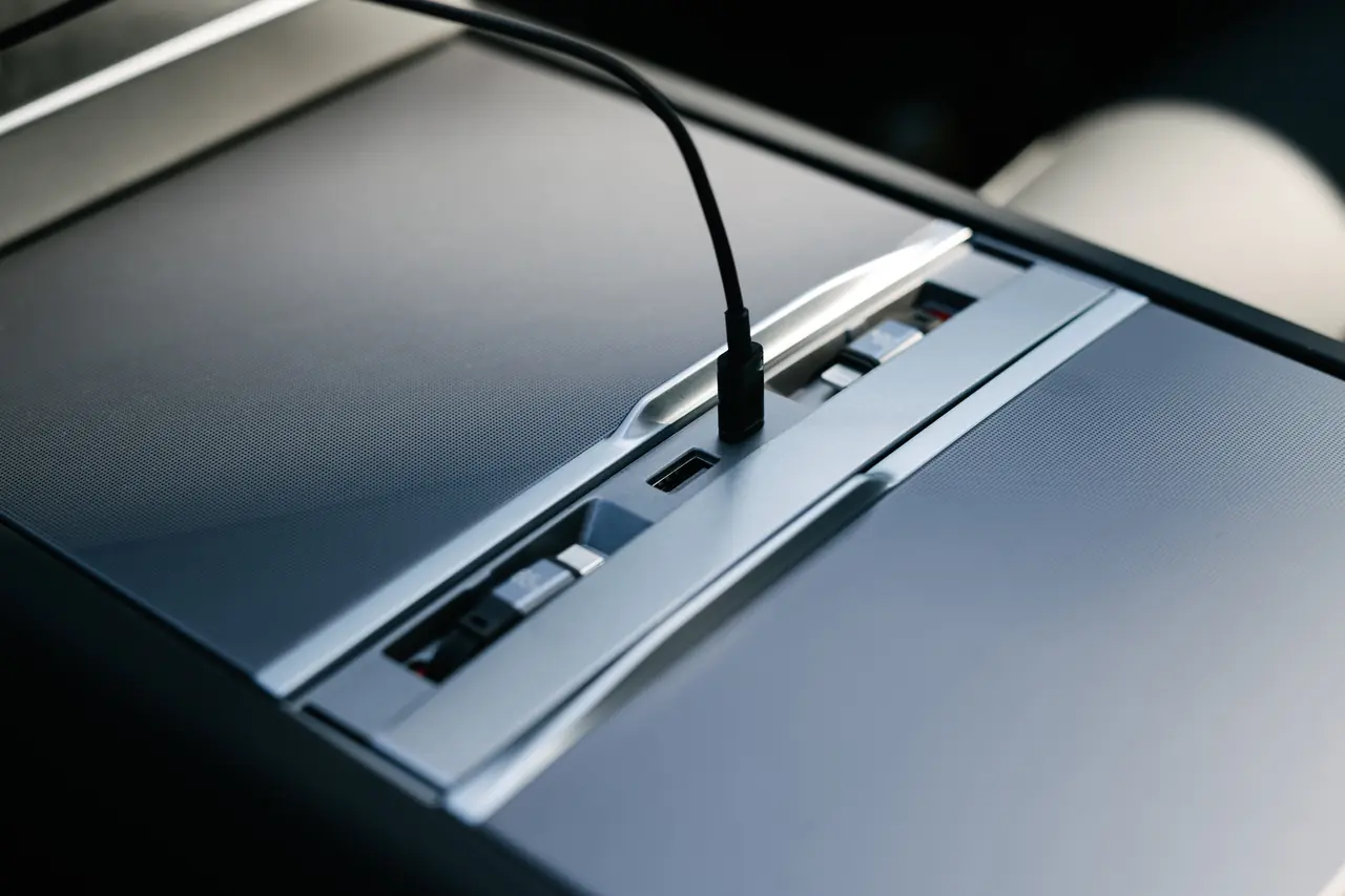 方便與原生感的交換條件：YZ 中控充電埠，值不值得你讓燈一直亮？