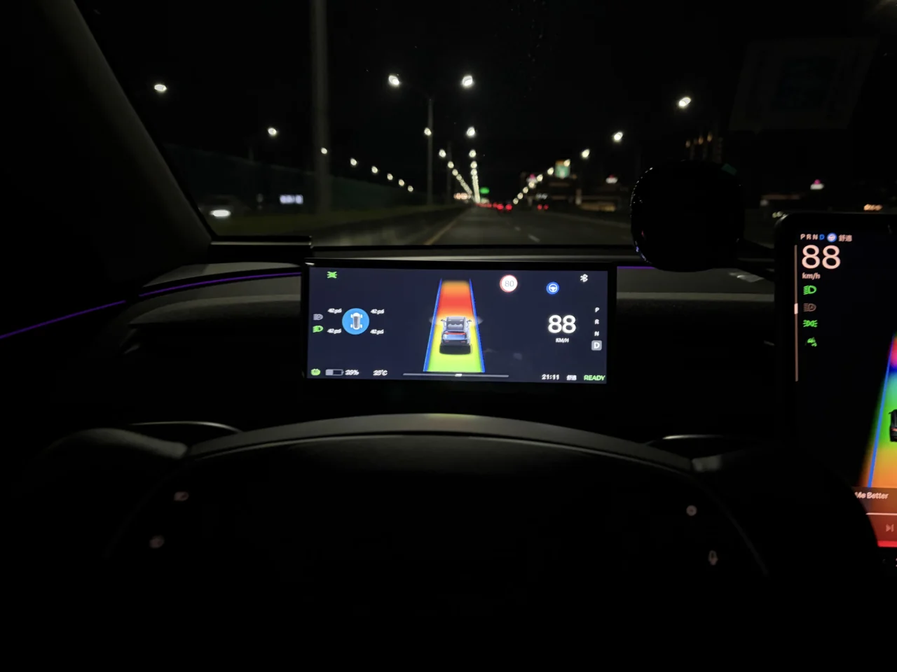 煥新Y 專屬 8.9 吋儀錶板支援 CarPlay