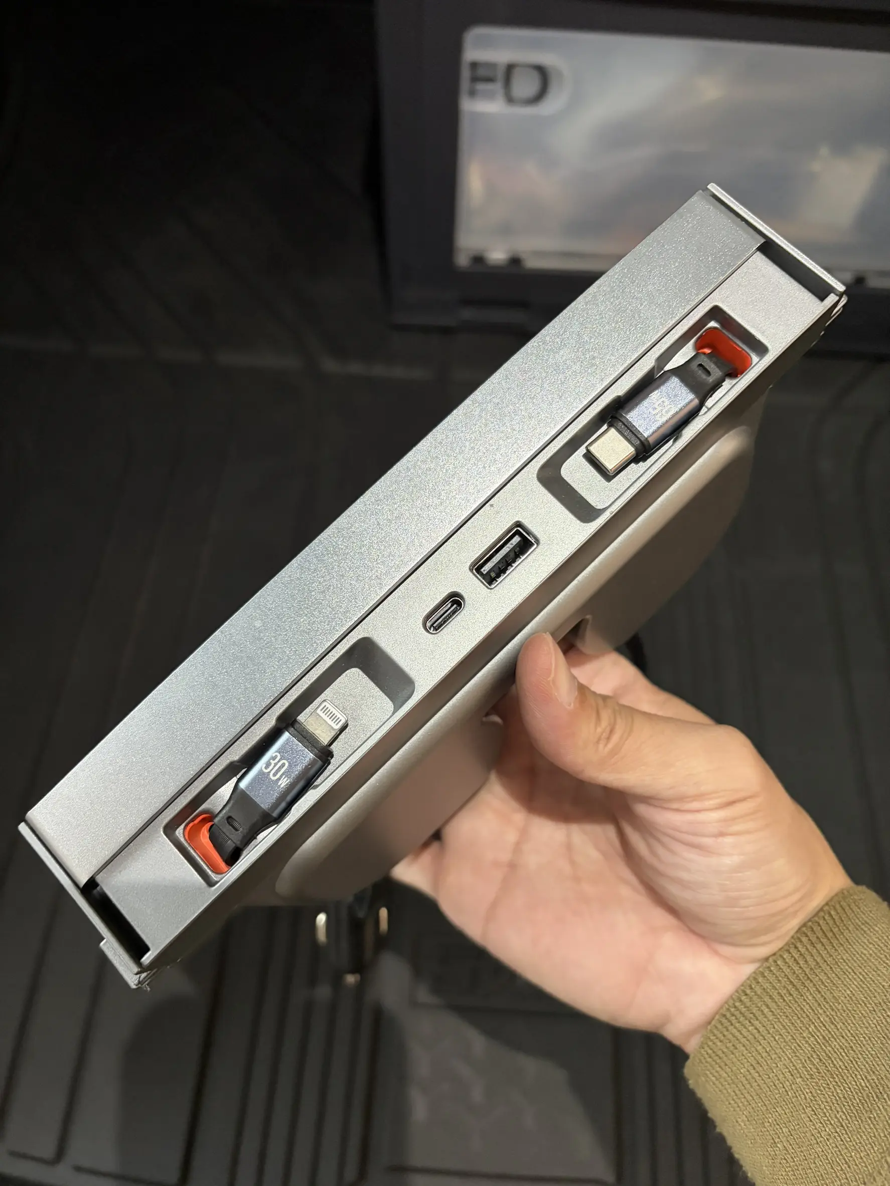 YZ 中控充電 USB 埠